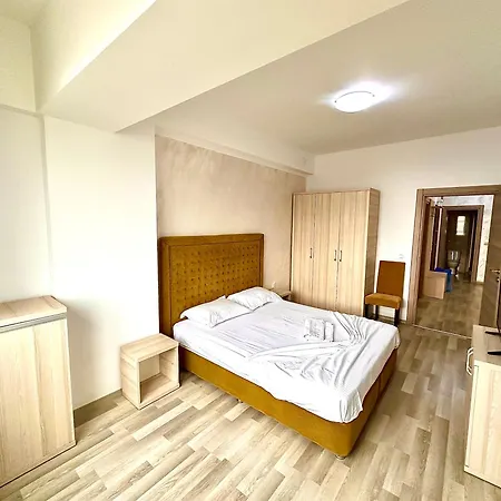 Marcony Summerland * Mamaia